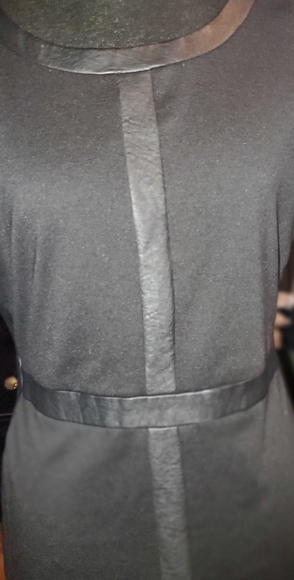 ROZ AND ALI MODERN BLACK DRESS WITH FAUX LEATHER ACCENTS. SIZE 14 - Picture 2 of 5